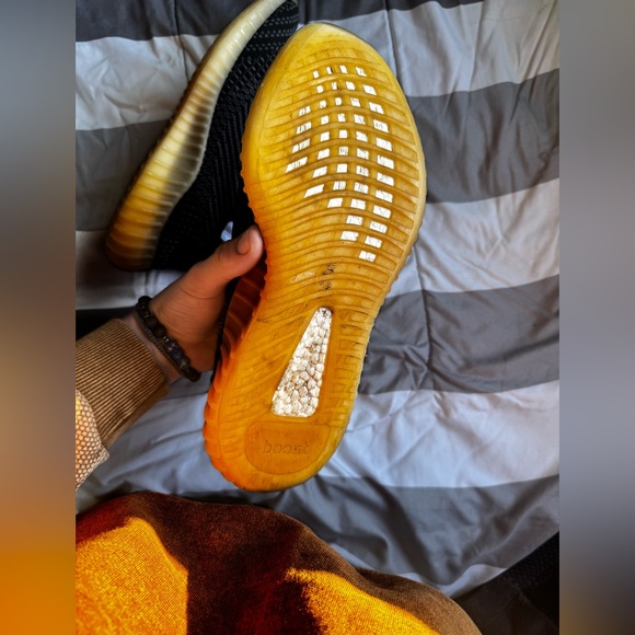 Men’s Yeezy 350 v2 carbon - Picture 2 of 6